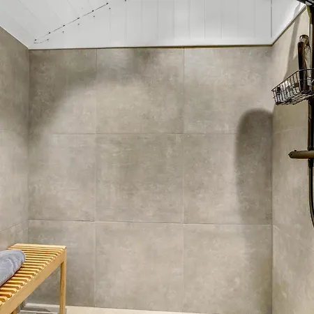 3 Bedroom Awesome In V