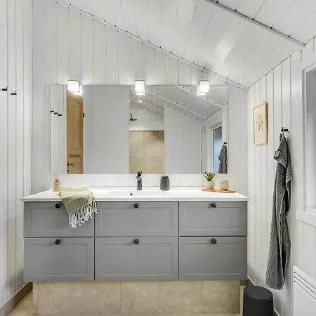 3 Bedroom Awesome In V