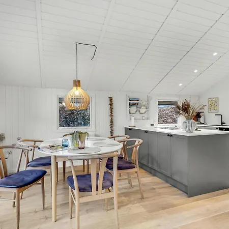 Vakantiehuis 3 Bedroom Awesome In V