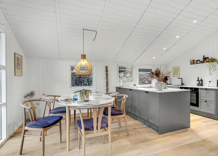 بيت للعطل 3 Bedroom Awesome In V